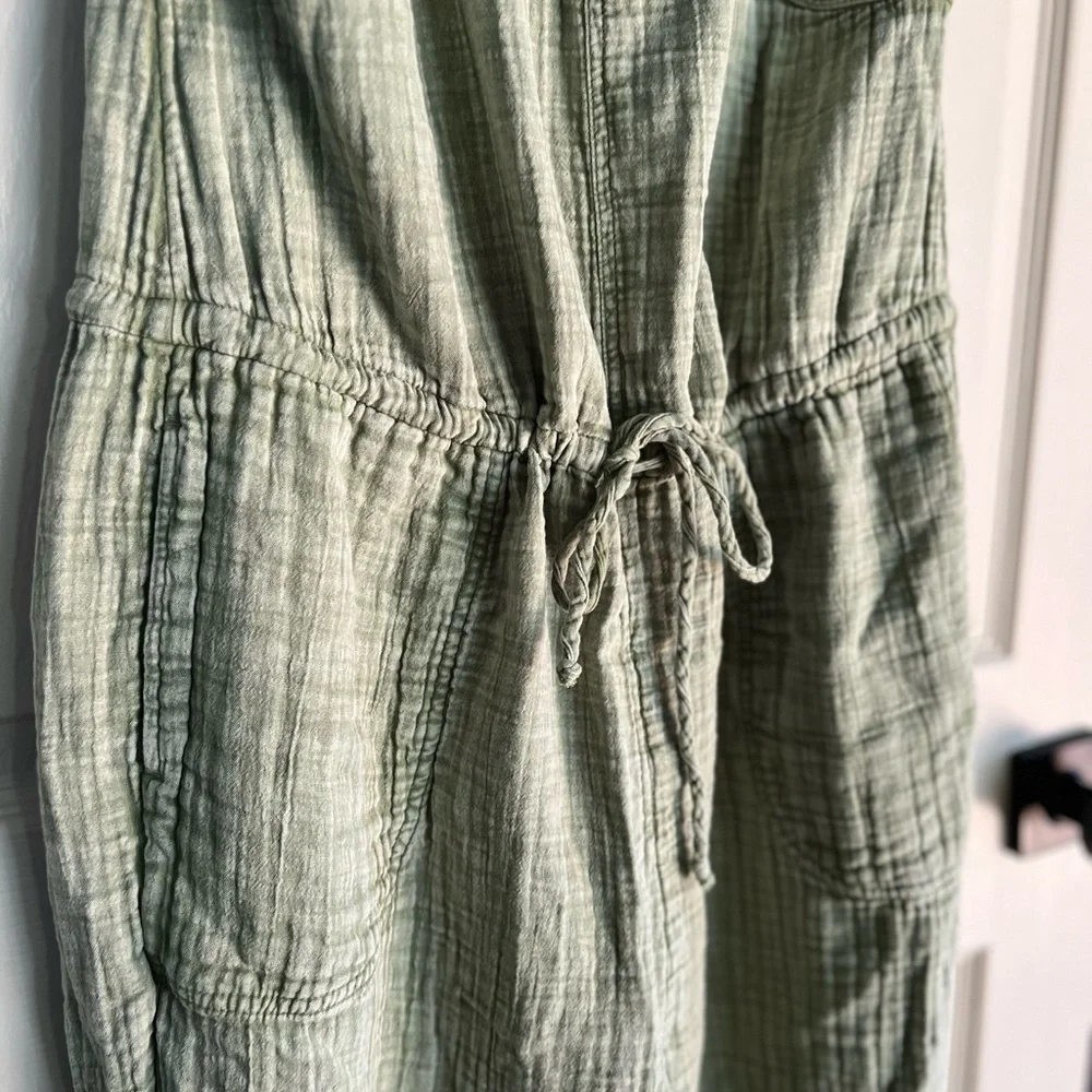 💰⬇️ CLOSET CLEAROUT Green Sleeveless Jumpsuit - Picture 3 of 6